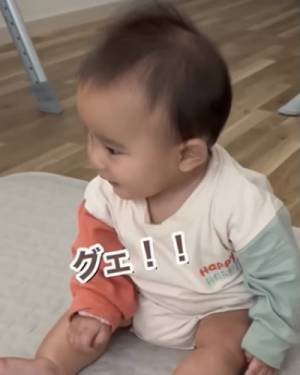 173万回再生！パパも爆笑！おすわりできた赤ちゃんに声かけ→まさかすぎる赤ちゃんの返事とは？