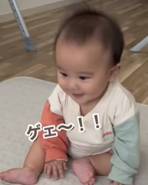 173万回再生！パパも爆笑！おすわりできた赤ちゃんに声かけ→まさかすぎる赤ちゃんの返事とは？