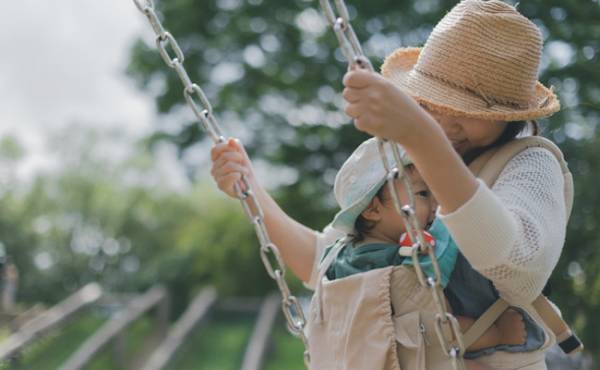 「とにかく冷やそう！」油断しがちだけど実は危険！？子どもとの「夏のお散歩」やりがちNGとは？
