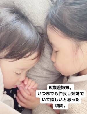 11万回再生！5歳差姉妹のお昼寝タイム。妹がお姉ちゃんのほっぺをつまむと…⇒予想外の結末に悶絶♡