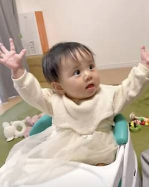17万回再生！「ごちそうさまは？」パパがポーズを促すと…→赤ちゃんが見せた悶絶♡行動とは？
