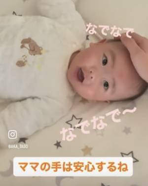 35万回再生！寝起きの赤ちゃんにママとパパが近づくと…→癒される人続出！可愛すぎる姿とは？