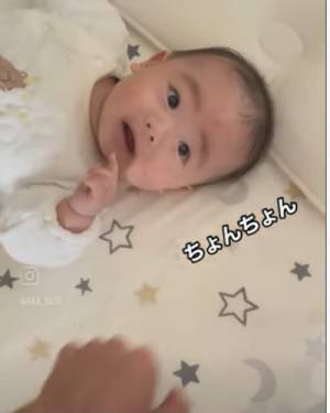 35万回再生！寝起きの赤ちゃんにママとパパが近づくと…→癒される人続出！可愛すぎる姿とは？