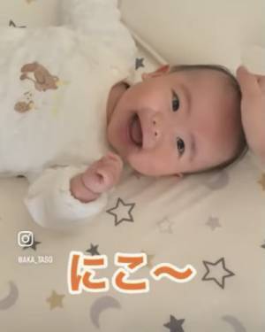 35万回再生！寝起きの赤ちゃんにママとパパが近づくと…→癒される人続出！可愛すぎる姿とは？