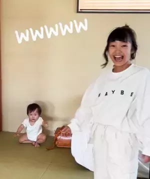 「史上最年少かも…！？」日本中で大バズりしたポーズを披露する1歳児⇒かわいすぎて思わず大爆笑！