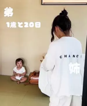 「史上最年少かも…！？」日本中で大バズりしたポーズを披露する1歳児⇒かわいすぎて思わず大爆笑！