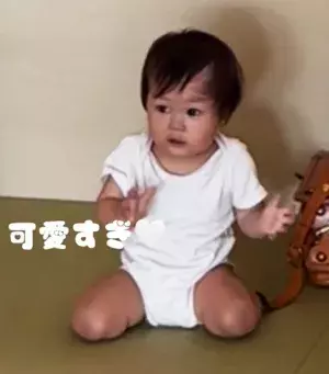 大バズリのあのポーズを披露する1歳児