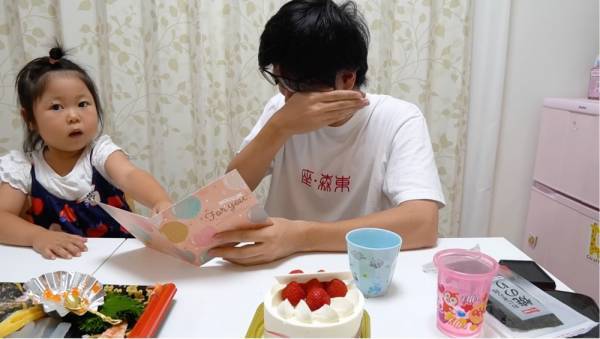 390万回再生「パパ行かないで…」最後の晩ごはんでパパと娘が大号泣！「泣ける」と話題に！