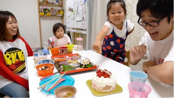 390万回再生「パパ行かないで…」最後の晩ごはんでパパと娘が大号泣！「泣ける」と話題に！