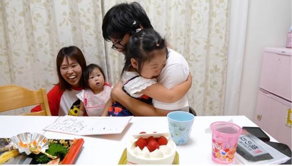 390万回再生「パパ行かないで…」最後の晩ごはんでパパと娘が大号泣！「泣ける」と話題に！