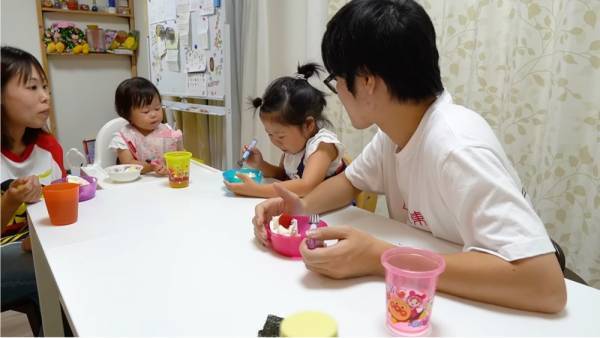 390万回再生「パパ行かないで…」最後の晩ごはんでパパと娘が大号泣！「泣ける」と話題に！