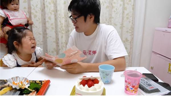 390万回再生「パパ行かないで…」最後の晩ごはんでパパと娘が大号泣！「泣ける」と話題に！