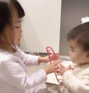 「心が洗われる…」と話題！⇒小さな姉妹の共同作業に思わず感動！お姉ちゃんの素敵な声かけとは…？