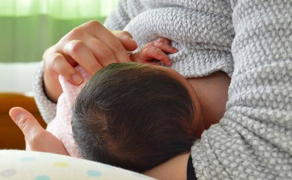 授乳中に義父が乱入！私が自意識過剰なの！？「胸を見ているわけじゃない」と言い張る義父にモヤモヤ…