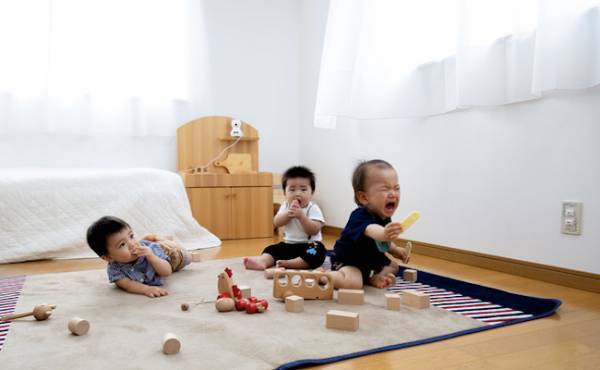 すぐに貸せる子＝偉いわけじゃない！？おもちゃの貸し借り、親はどう介入すべき？【現役保育士が解説】