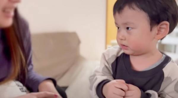 【19歳差の姉弟】151万回再生！姉に叱られて…あからさまに落ち込む素直な1歳児がキュートすぎ♡