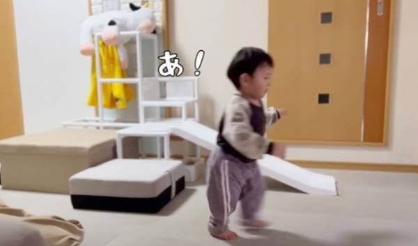 【19歳差の姉弟】151万回再生！姉に叱られて…あからさまに落ち込む素直な1歳児がキュートすぎ♡