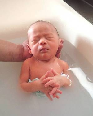 「見られるのは今だけ！？」赤ちゃんが見せる貴重な表情に注目♡かわいすぎる沐浴中ベビー写真まとめ