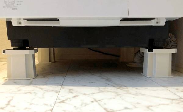 「めっちゃ快適だわ…」格段に掃除しやすくなった！⇒洗濯機の下に設置して大正解だった便利グッズ