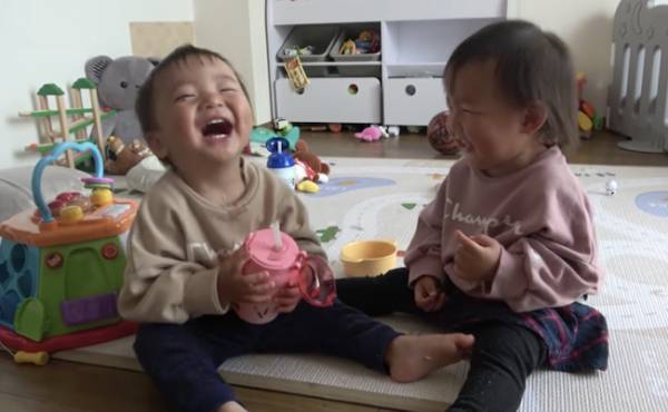 131万回再生！男女双子の赤ちゃんが大爆笑♡「おもしろすぎ！」「何度でも見たくなる」と話題に！？