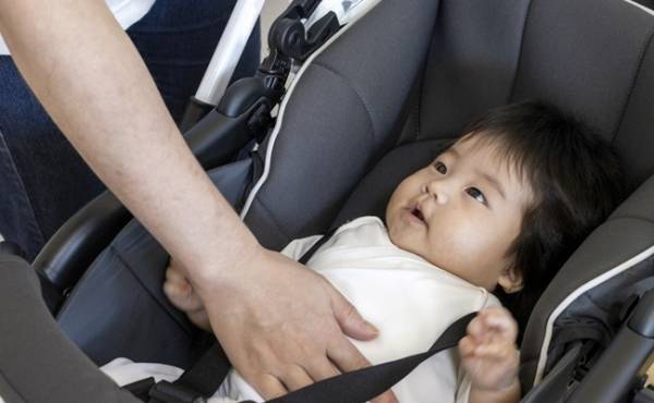 「この赤ちゃん、母乳よね？」見ただけでわかるの！？見知らぬおばあさんの決めつけにモヤモヤして…