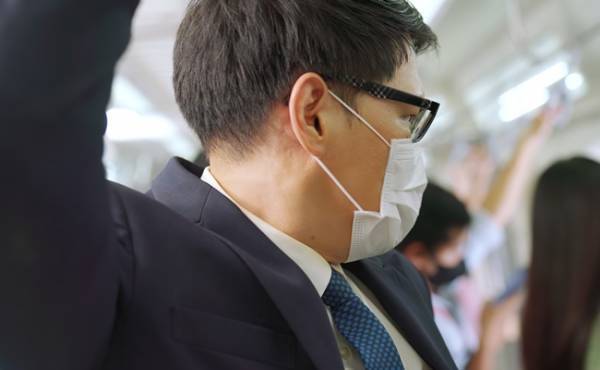 「迷惑だよ！」電車内で泣きわめく息子と焦る私。乗客から放たれた心無い言葉にショックを受け…