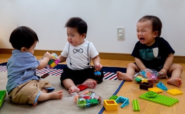 うちの子って意地悪？→保育士「その心配、無用です！」子ども同士のおもちゃの貸し借りを見守るコツ