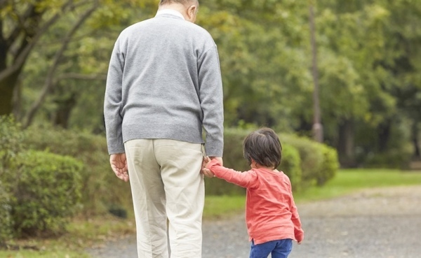 保育士「それ…実は困ってます！」じいじ・ばあばが“良かれと思って”やりがちなNG行動とは！？