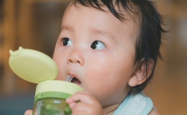 赤ちゃんの水分補給、何をどのくらいあげればいい…？意外な落とし穴と月齢別ポイントを助産師が解説！