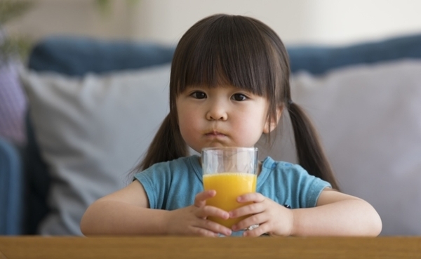 小児科医「子どもに野菜ジュースは飲ませません」“野菜不足”解消のつもりが、思わぬ健康リスクも！？
