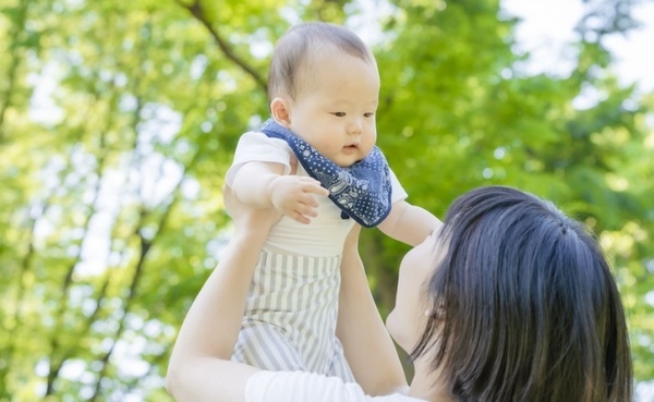 助産師「それ、逆効果です！」夏の赤ちゃんの服装、良かれと思って着せたのに…意外なNG対策とは！？