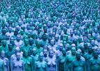 英国で「3000人の青い裸」が突如出現したワケ