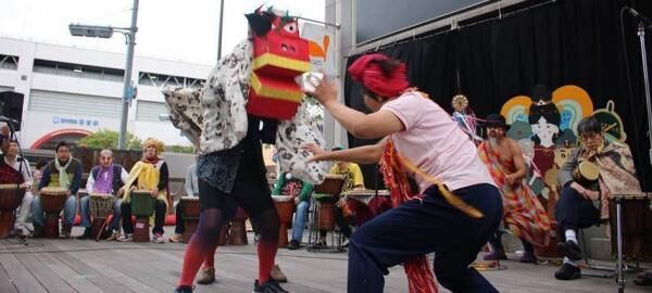 （うじゃと救護施設有志によるコラボバンドの参加型即興演舞＿大道芸祭り／兵庫Photo by細見大悟）