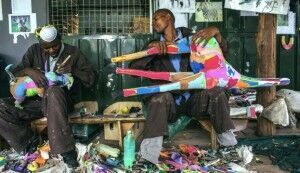 ’ビーサンをアートへ昇華。ナイロビの無職の人々が20年かけて築き上げた、「ゴミ」を「お金」にする方法’