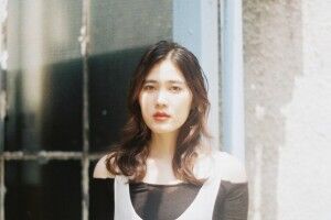 ’「日本に必要なのは美の多様性」。元モデル、現写真家の22歳の彼女が「美の基準」に一石を投じる理由。’