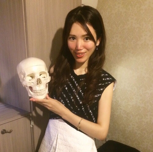 頭蓋骨専門家 中西先生伝授 朝のゆがんだむくみ顔を一瞬で小顔にする方法 15年9月15日 ウーマンエキサイト 1 3