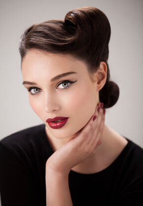 深紅なボルドーリップが旬 セクシーな唇をバランスよく トレンドメイク5つのコツ 13年11月14日 ウーマンエキサイト 1 2