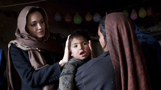 アンジー、UNRCR親善大使としてアフガニスタンを訪問、難民支援を訴える