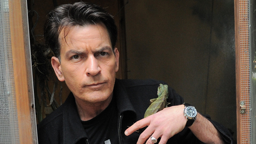 チャーリー・シーン、人気シリーズ降板通告を受けるも「平気だ！」