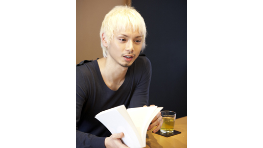 水嶋ヒロ、雑誌の編集長に就任！　金髪＆無精ひげで編集会議に臨む