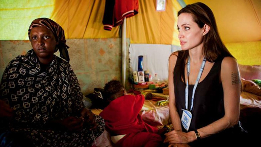 アンジー、UNHCR親善大使として、チュニジアとリビア国境の難民キャンプを訪問