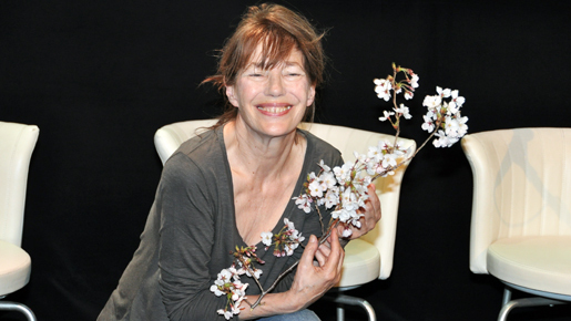 仏女優ジェーン・バーキンが復興支援のため緊急来日　桜を手に日本にエール！