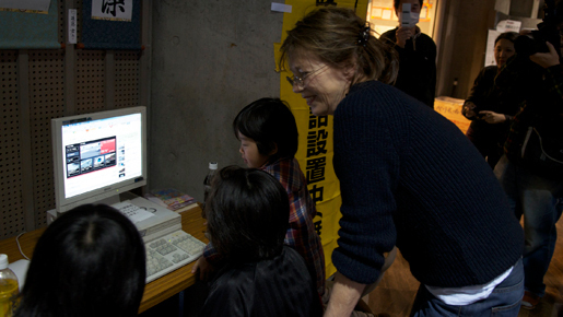 ジェーン・バーキンが都内の避難所を訪問　子供たちと交流も