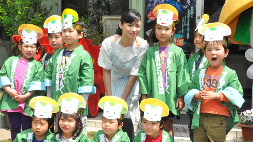 深田恭子、“保育士”デビュー！　園児からのお歌のプレゼントにウルウル