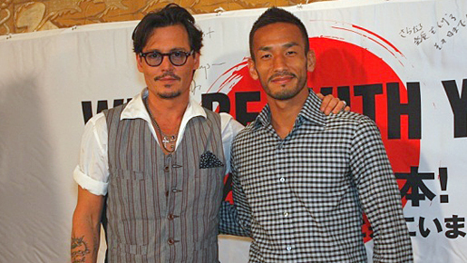 ジョニー・デップがロスで日本向け会見　中田ヒデと共にメッセージを書きこむ