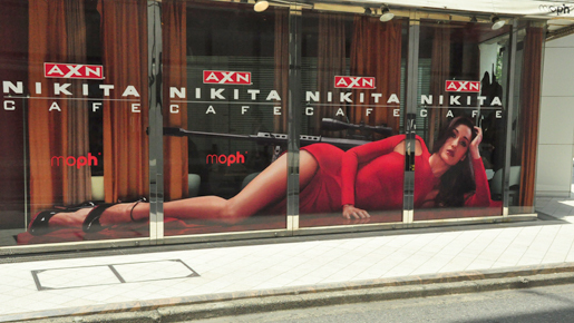 新生「ニキータ」マギー・Qが渋谷をジャック！　セクシーポーズの巨大ペイント出現