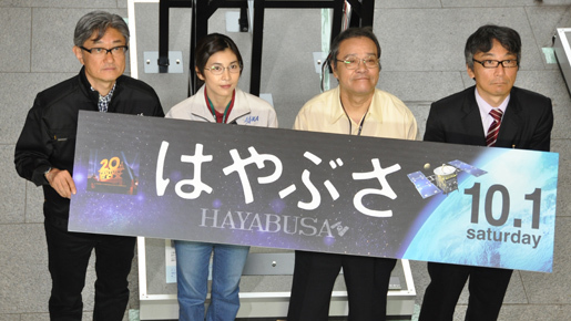 竹内結子、メガネ＆ほぼノーメイクで色気なしの研究者姿を披露！