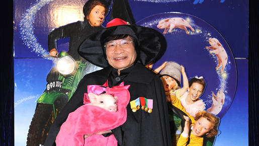 魔法使いに変身、尾木ママが懸命に映画をアピール 相づちを打つのは子豚？