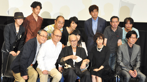 加療中の原田芳雄が車椅子で登場！　温かい拍手に涙