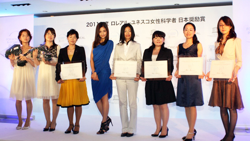 黒木メイサ、鮮やかなブルードレスで登場！　理系女子に期待の眼差し